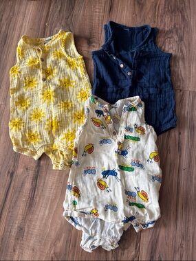 Old Navy Baby Boy Rompers (Bundle of 3) Size 18-24M Muslin Sleeveless Summer